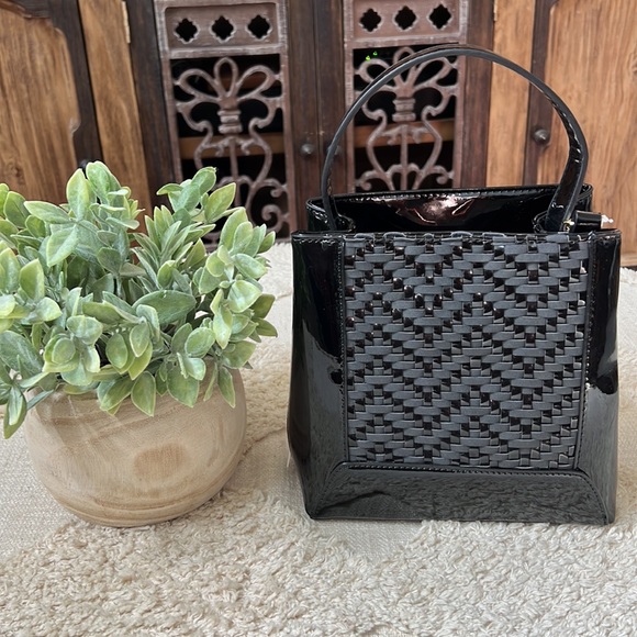 🌸NWT BCBG Rosie Bucket Bag in Black Faux Patent Leather. So Cute!! - Picture 3 of 10